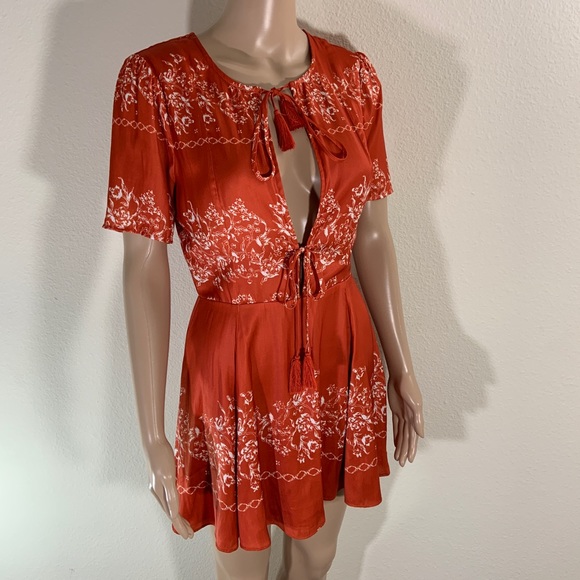 Tularosa Dresses & Skirts - Tularosa Keyhole BOHO Tie Dress S